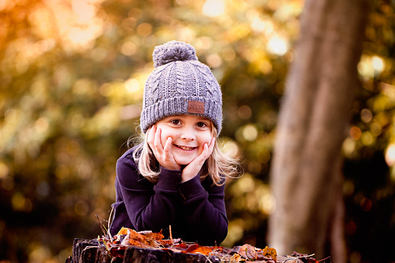  Child portrait during autumn family photography session. 