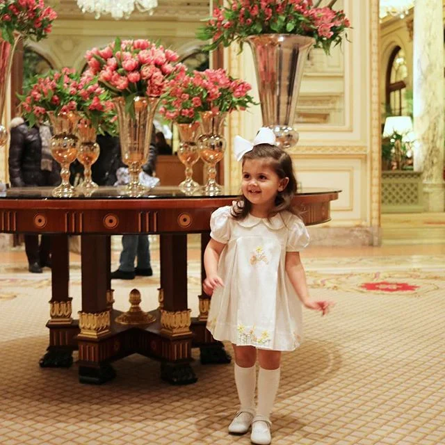 Karina channeling her inner Eloise at The Plaza Hotel. Modeling for @christianelizabethco they have the sweetest embroidered dresses and outfits for girls and boys. 🌼✨🌼✨🌼✨