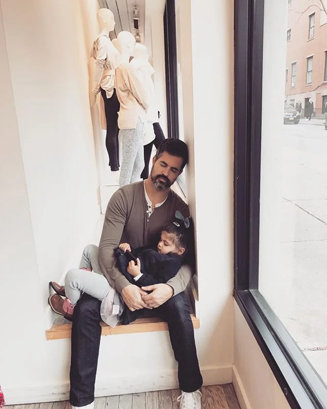 Mommy Shops, Daddy naps, Baby chills. Beautiful morning in Brooklyn Heights. After this we purchased our tree and ingredients for a Yankee pot roast!!! #heyjetsetbaby #shopbaby @loft