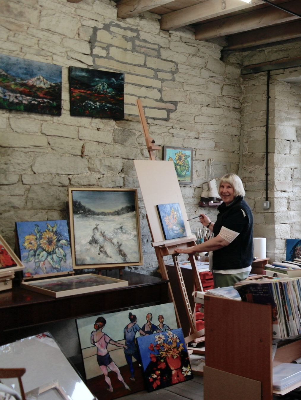 Studio 2 Lynne Hickin Oil Painting Lynne enjoys painting a variety of subjects in oils- portraits of people and animals. In particular she enjoys studying the shapes and characters of hares and horses and how this can be reflected through her work. She also studies flowers and still-lifes.