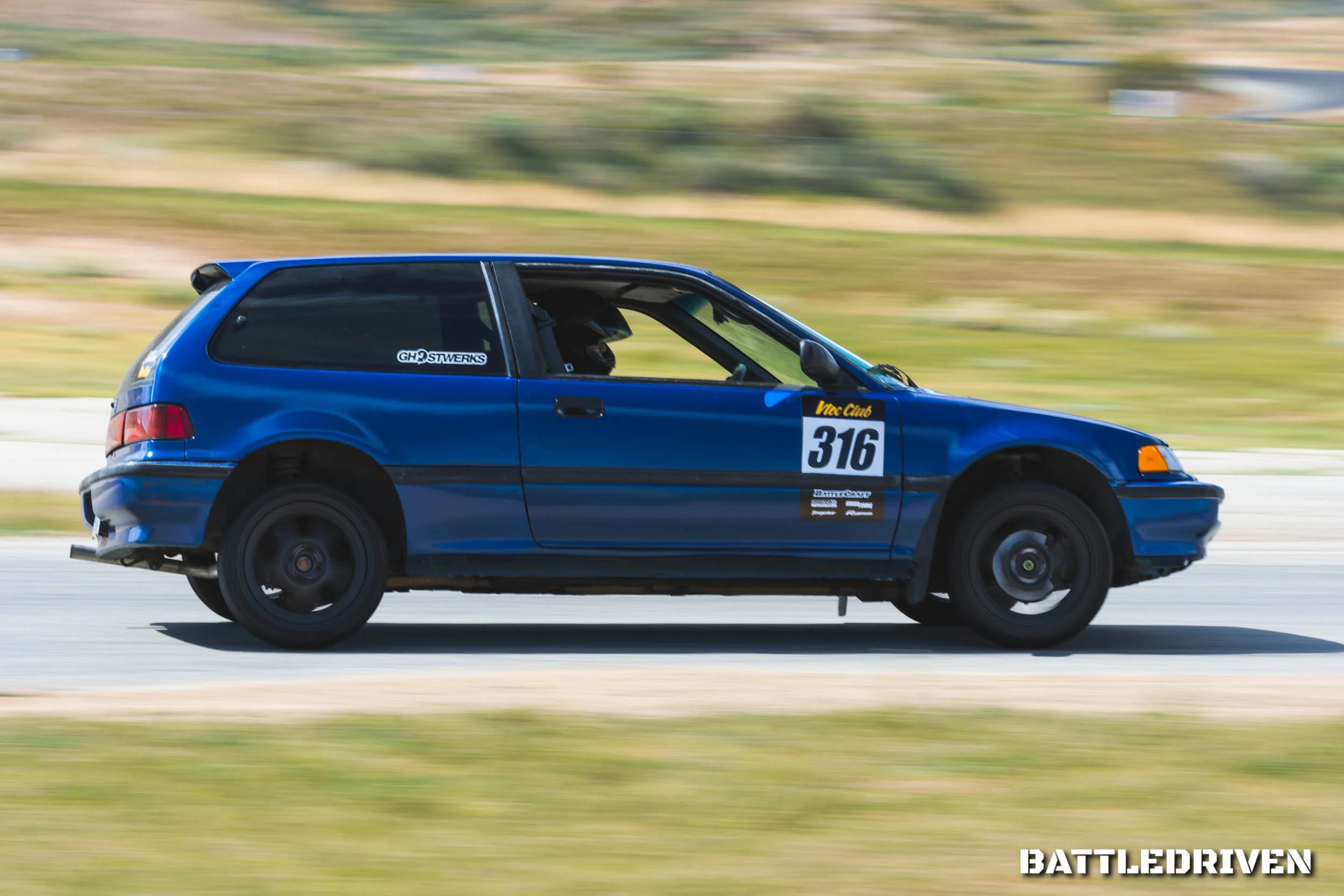 Having a fully gutted, built from the ground up track monster is definitely fun, but tracking a stock EF is definitely more fun! Danny Moon (@moonpieeeeee) fearlessly racing his completely stock single cam to full tilt, literally. Look at the body roll! Definitely a beast.