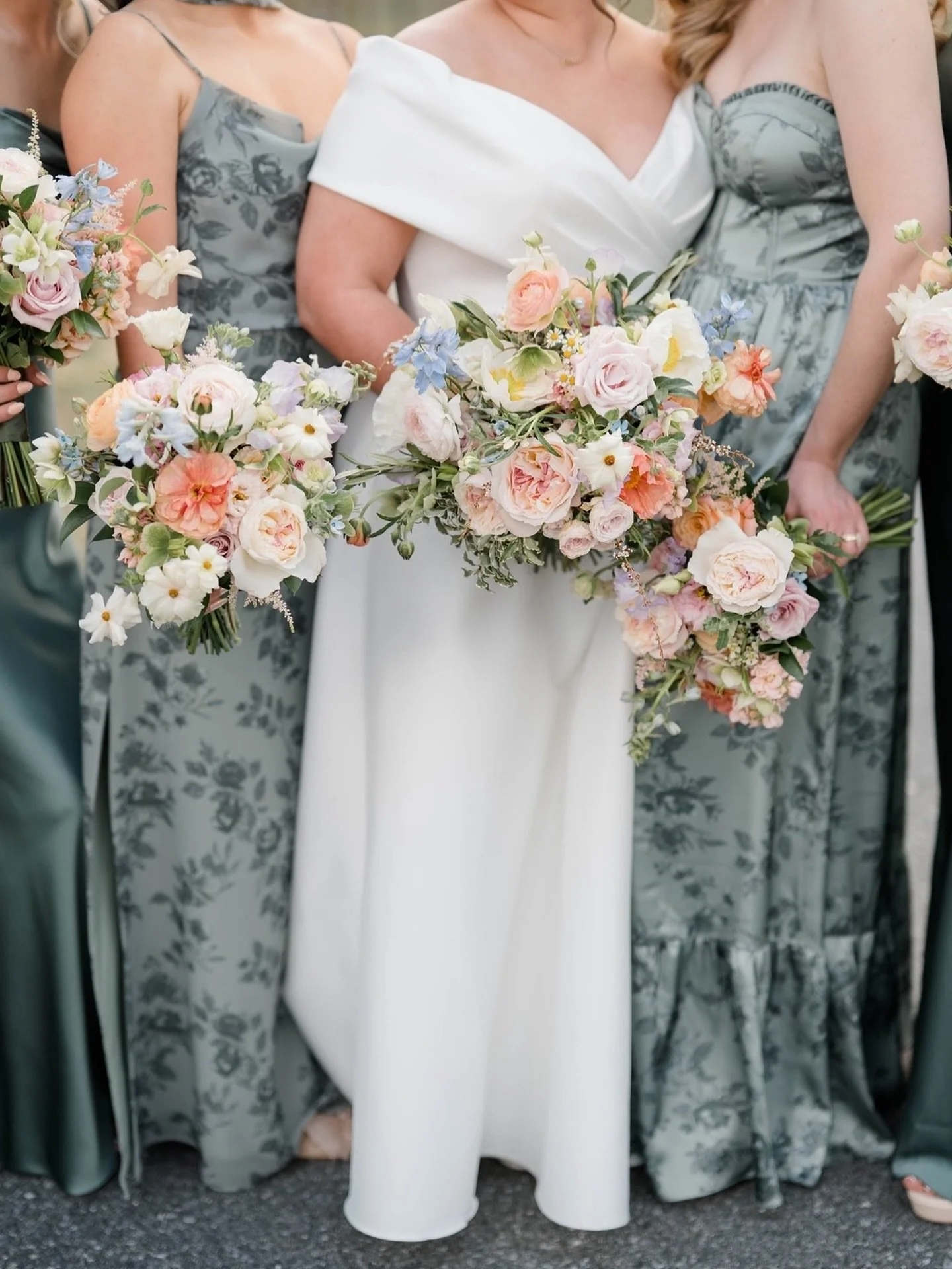 Colorful florals + patterned dress. More of this please. 
⠀⠀⠀⠀⠀⠀⠀⠀⠀
Image taken while associate shooting for @laurenblissphoto 
Beautiful florals: @sandraporterfieldfloral