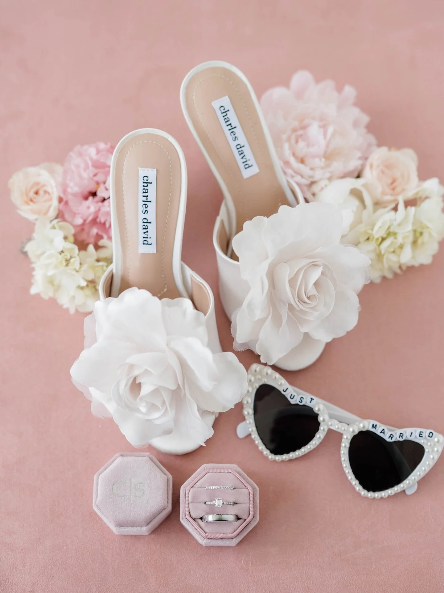 When I say I&rsquo;m detail obsessed, this is what I mean. Swipe for some favorite flatlays and details. 
⠀⠀⠀⠀⠀⠀⠀⠀⠀
Give me all of the fun and personalized details. Don&rsquo;t know what to pack for your photographer? Here are some ideas:
⠀⠀⠀⠀⠀⠀⠀⠀⠀
F