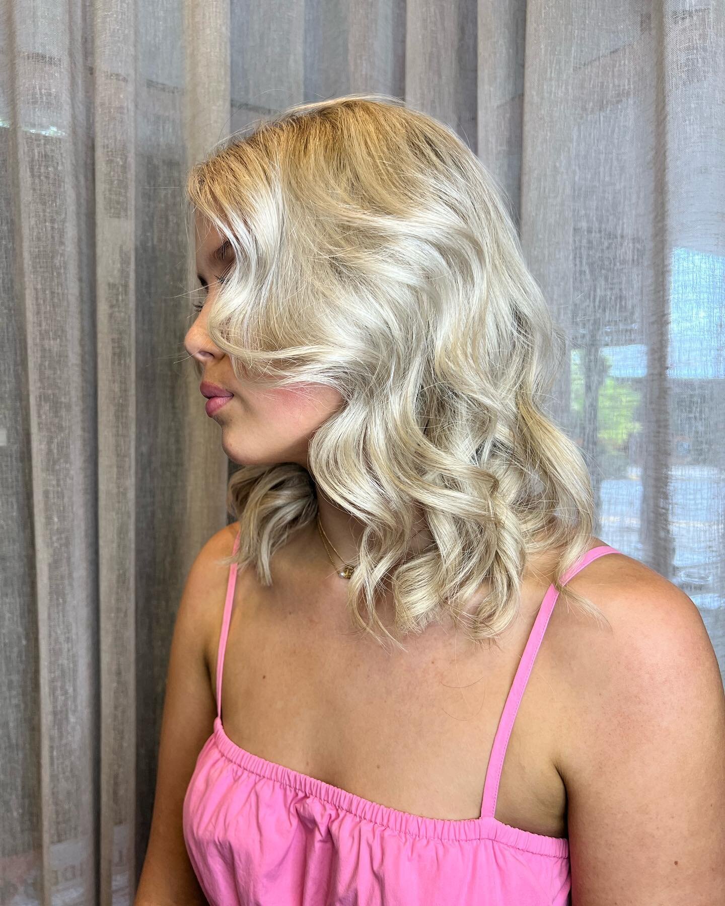 Absolutely stunning blonde on Bella today! We are feeling a little in love with these Hollywood glamour waves 😍 
Colour and style by Izzy