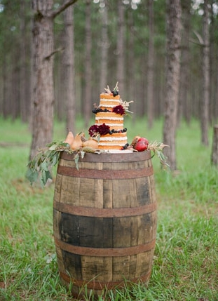 wine barrel wedding cake2.jpg