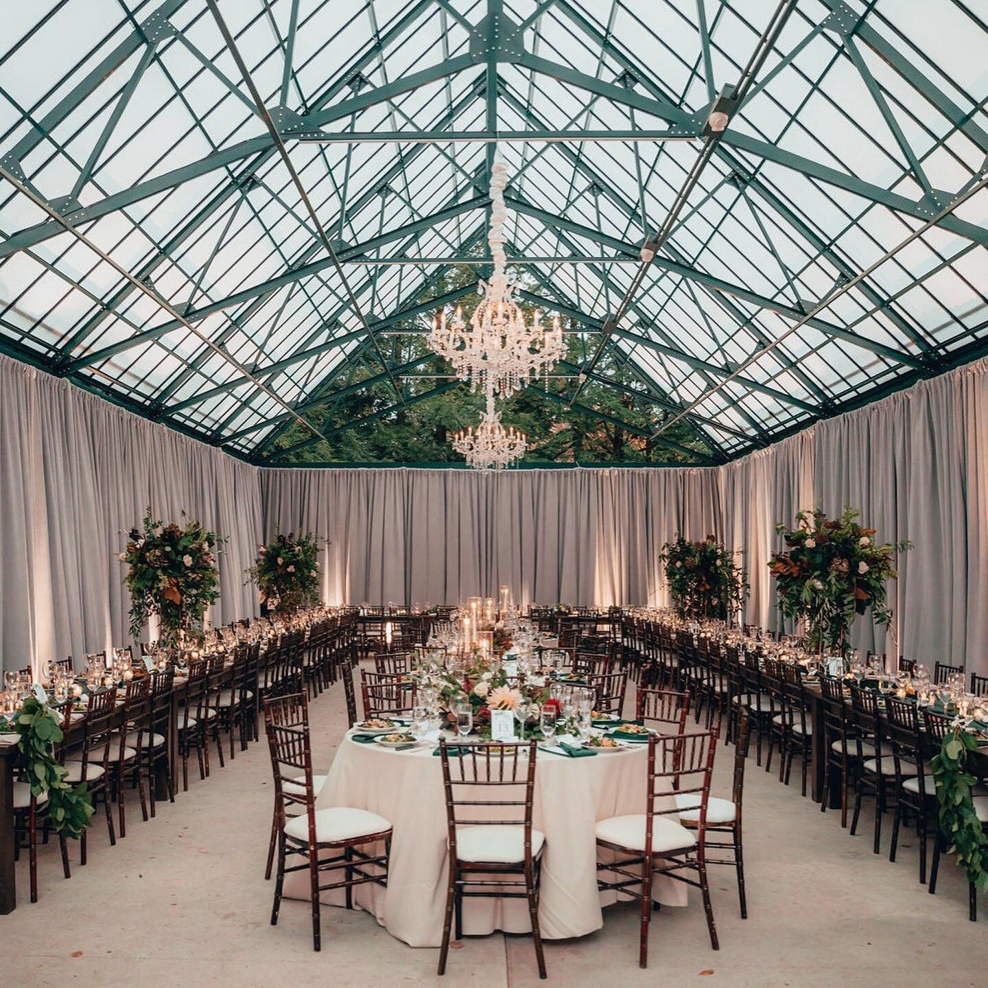 That mix of farm tables and rounds + the classic chiavari chair gets us every time 💕✨. The warm wood, gorgeous florals, and expansive ceiling heights of the Hartwood Acres Grand Pavilion puts this beautiful wedding over the WOW ⚖️ big time 😍
.
- - 