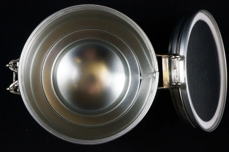 Air Tight Tea Tin. 5 oz.