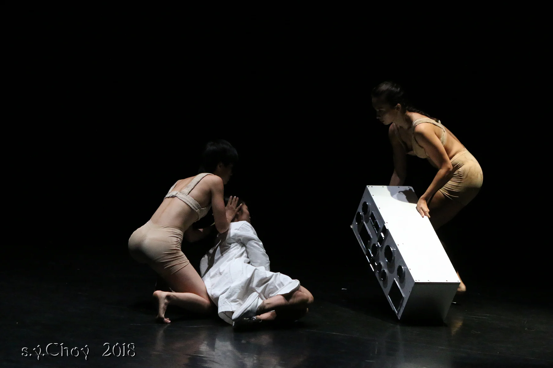 Jasmine Chiu, Sylvie Cox, Sarah Xiao in ‘human chromosome #2’ 3rd Hong Kong Choreography Festival 2018