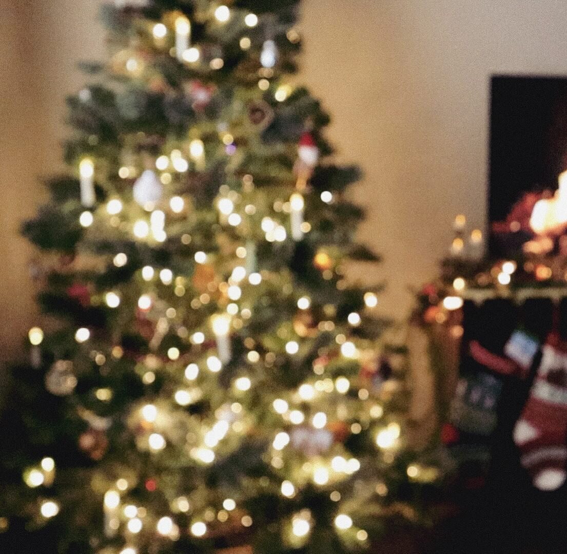 First Christmas photo of the season! I&rsquo;m a sucker for photos of blurry lights 🎄

#theflourishinghippie #hippie #winter #christmas #christmastree #christmastime #christmasdecor #christmaslights #christmasdecor #blurred