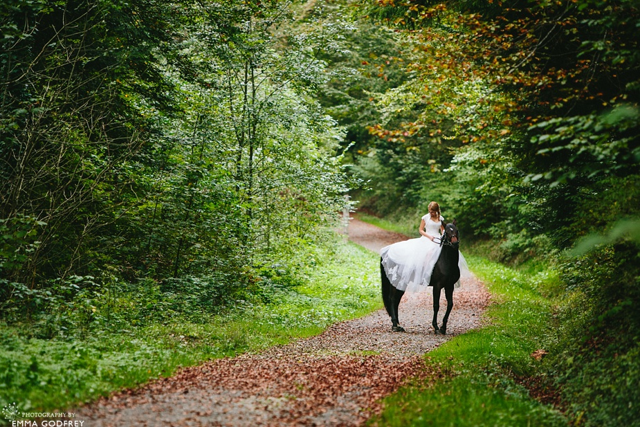 Bridal-portraits-horse-forest_0003.jpg