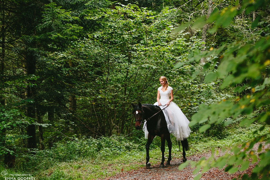 Bridal-portraits-horse-forest_0004.jpg
