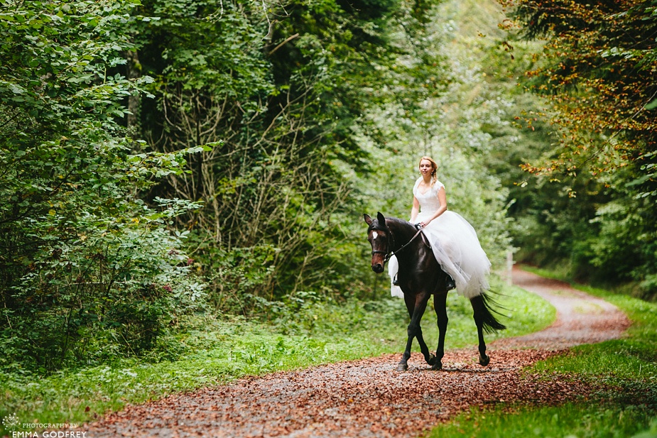Bridal-portraits-horse-forest_0005.jpg