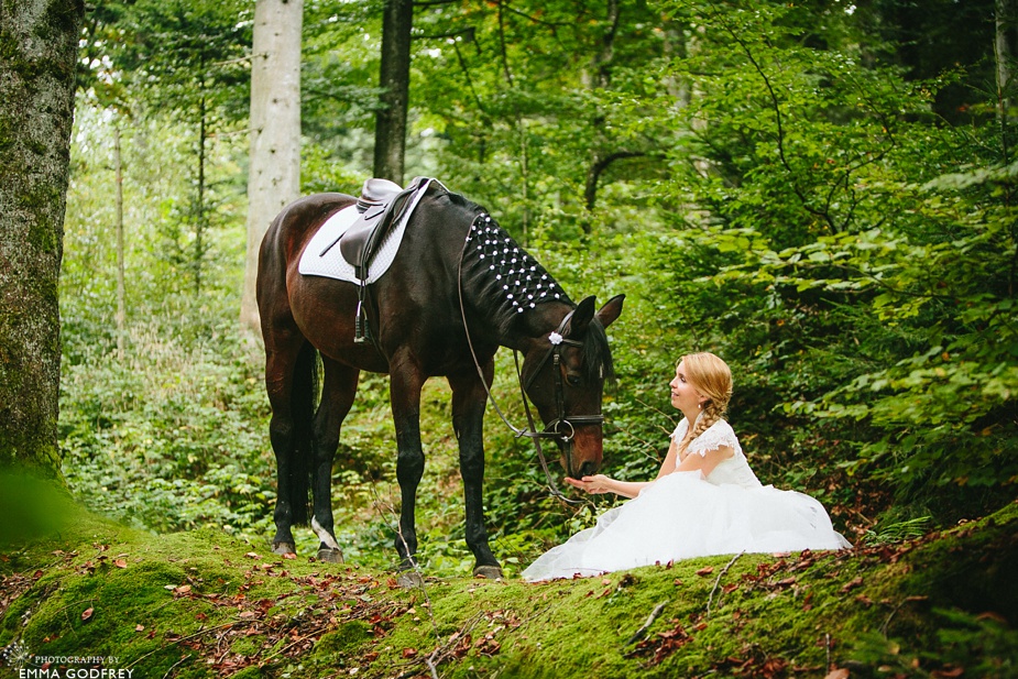 Bridal-portraits-horse-forest_0008.jpg