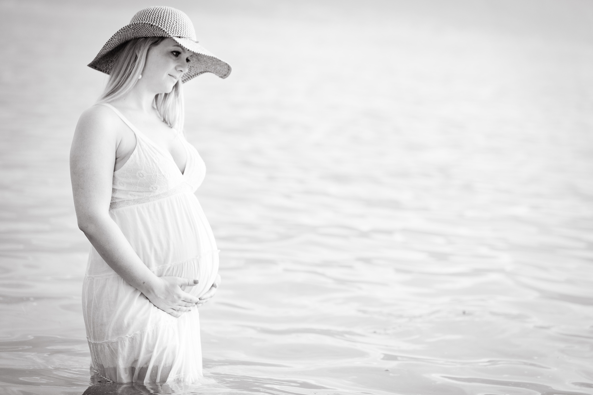 Pregnancy photo shoot in Lake Geneva | Story of the Photo | Caren