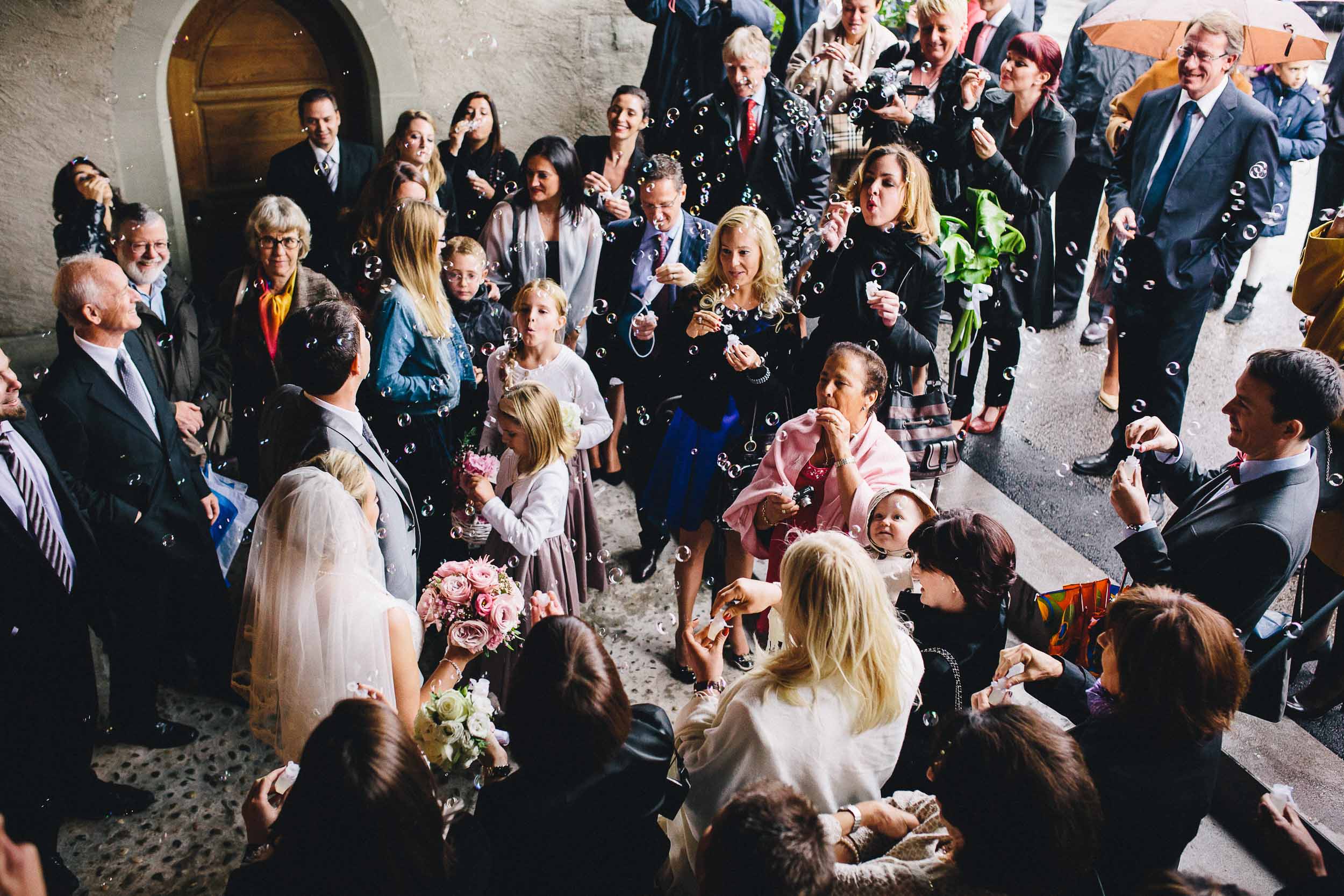 Wedding exit to bubbles | Story of the photo | Temple de Commugny