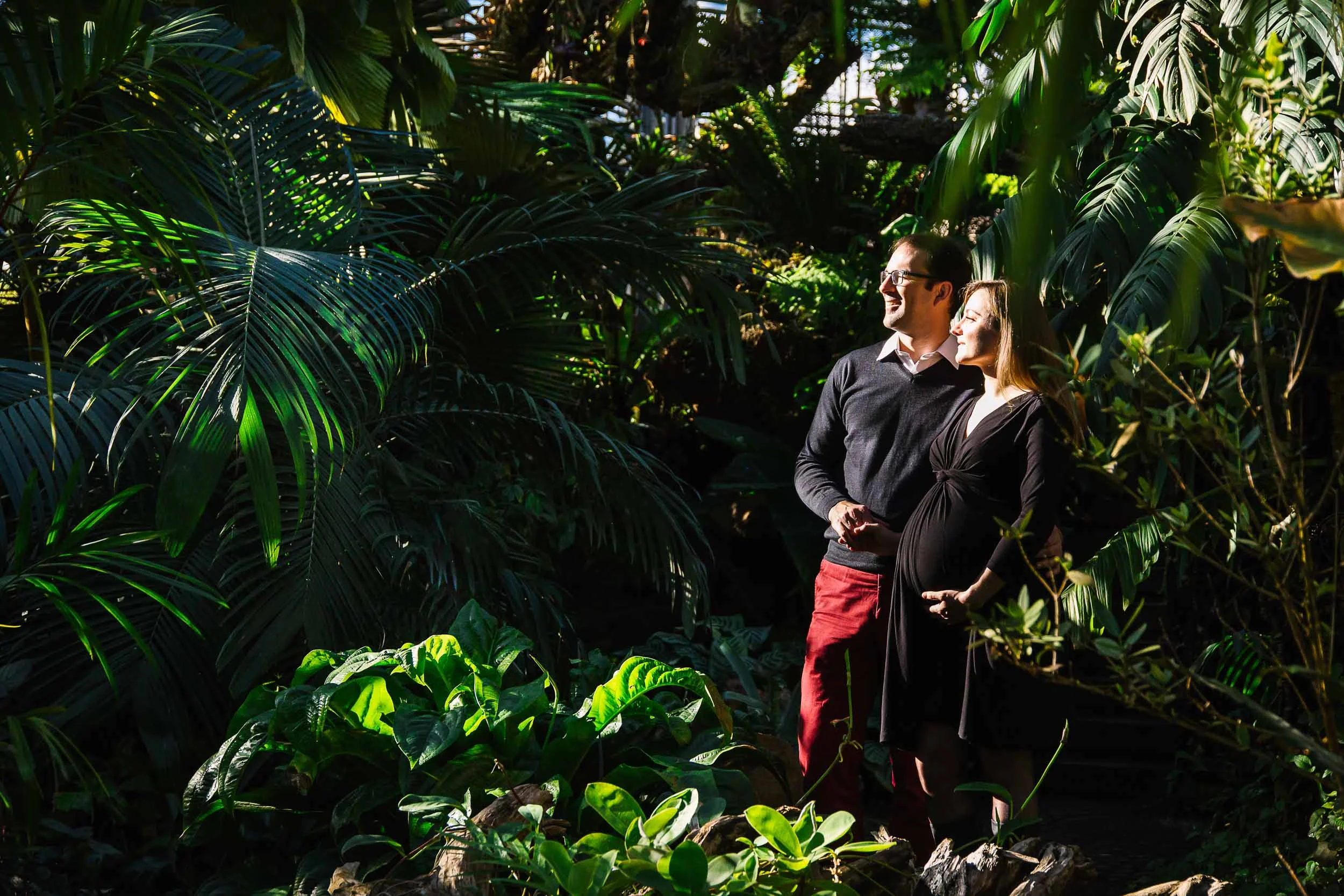 A botanical maternity photography shoot in Geneva