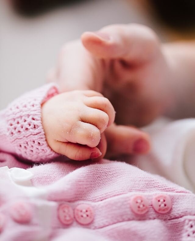 Because of the tiny little flecks of skin that show just how new you are.⁠
.⁠
.⁠
.⁠
.⁠
.⁠
#babyphotographer #newborn #childrensphotographer #familyphotographer #portrait #lifestyle #switzerland #swissphotographer #newbornpictures #babygirl  #naturalb