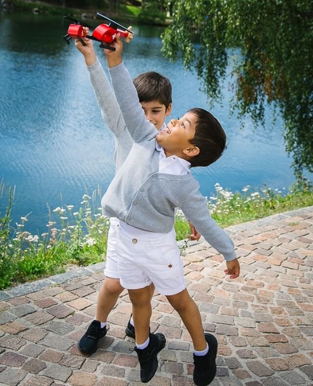 Because I love to play!⁠
.⁠
.⁠
.⁠
.⁠
#childrensphotographer #familyphotographer #portrait #lifestyle #switzerland #swissphotographer #switzerlandphotographer #naturalfamilyportraits #siblings #playing #woodenhelicopters