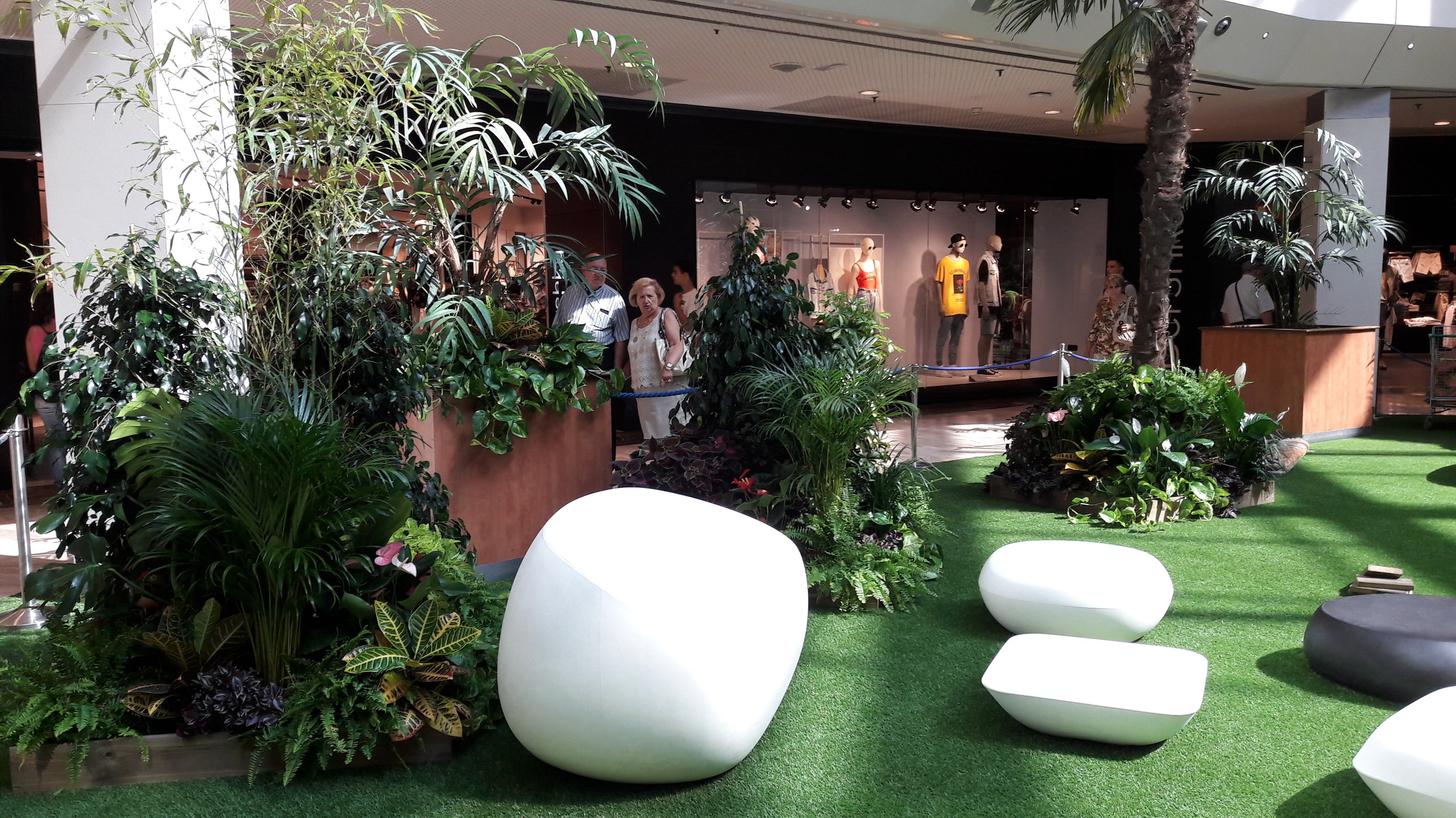 El Jardín Secreto de Gran Casa es un nuevo diseño realizado por el centro de jardinería de Gardeniers, Ubicado en el propio centro comercial, este pequeño oasis de plantas y árboles ha sido realizado por los trabajadores del área de jardinería de este centro especial de empleo de Atades. Un precioso rincón en el que los clientes podrán relajarse cuando terminen sus compras.
