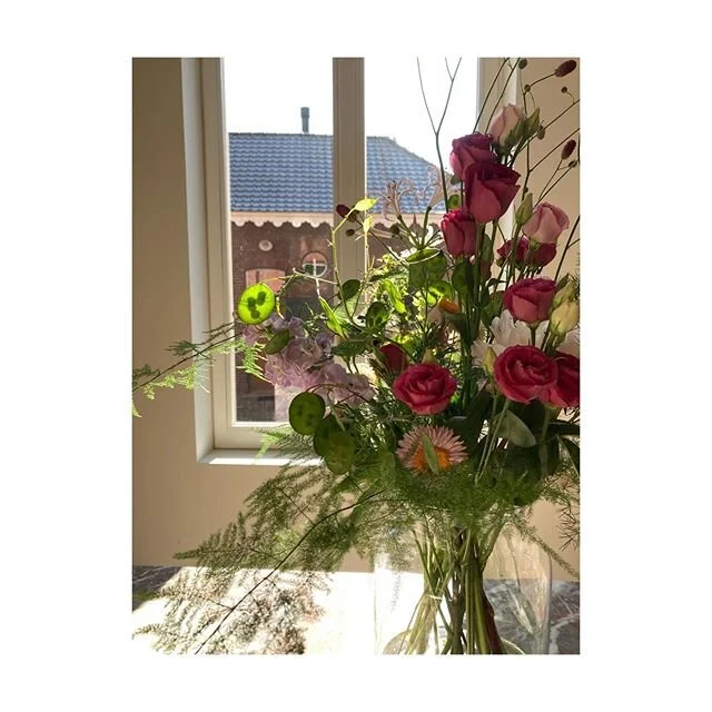 Practige bloemen in huis van @tanteyo.be 
Haar bloemenatelier heeft een tijdelijk onderkomen gevonden in ons koetshuis 
#flowergram 
#peonies 
#summerflowers