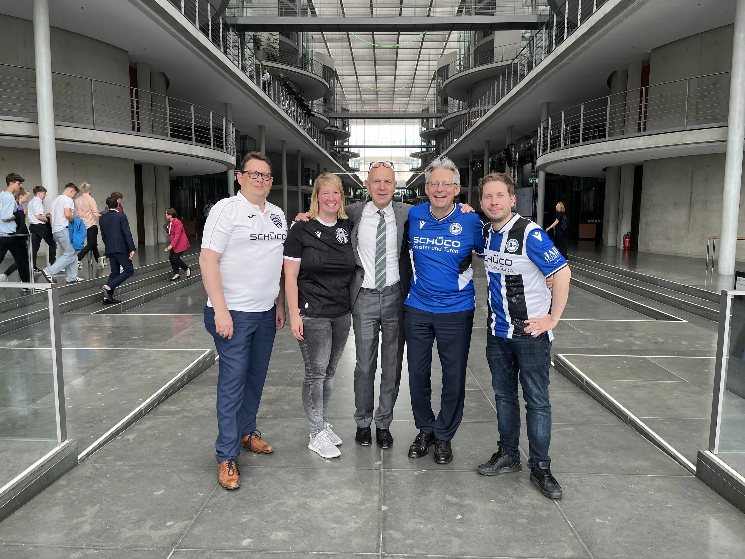 Arminen im Bundestag gemeinsam mit DFB-Präsident Bernd Neuendorf