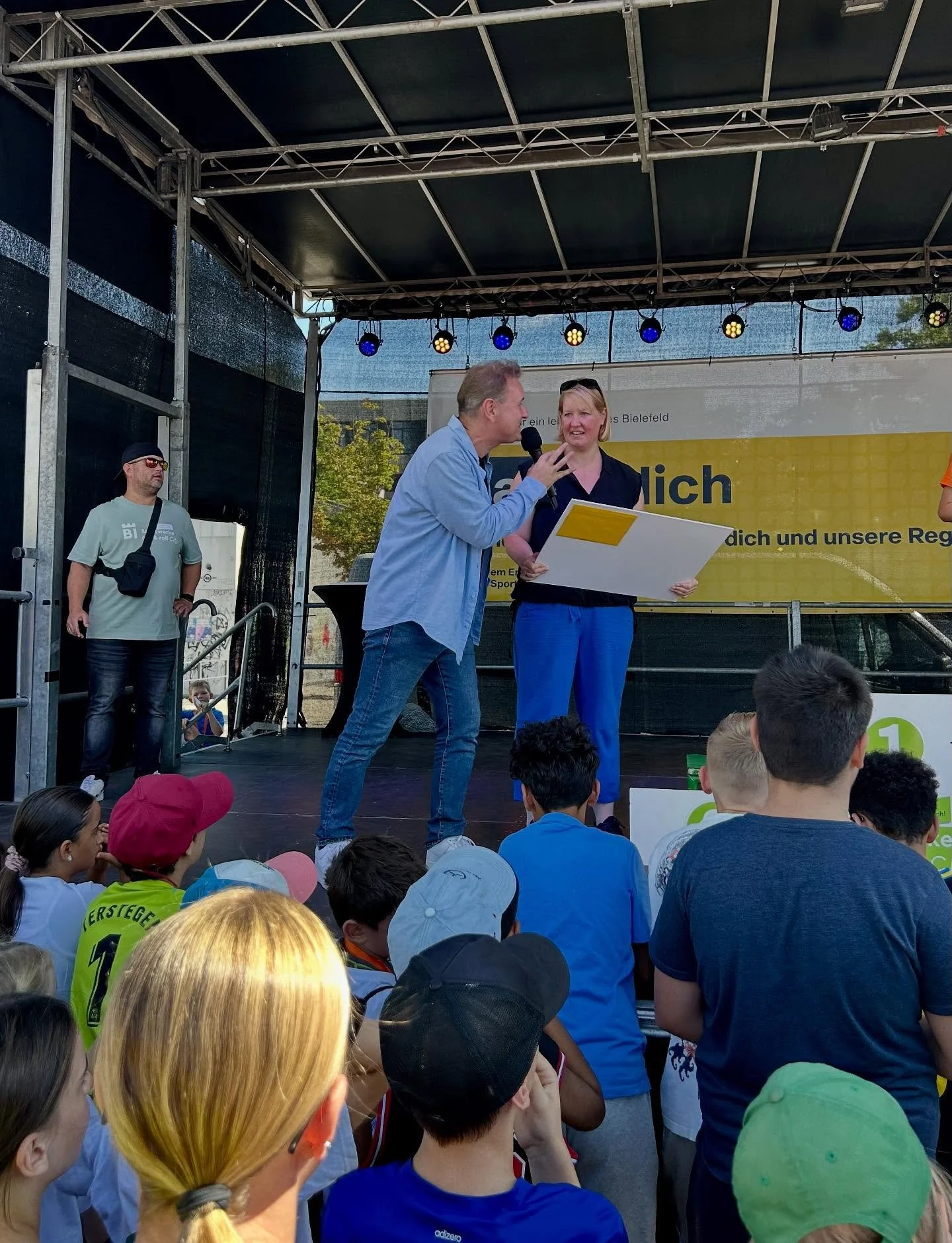 Sport als gemeinsames Erlebnis - beim &bdquo;run and roll City 2025&ldquo; - f&uuml;r alle Altersgruppen und alle Fittnesslevel! 

🏃&zwj;♀️&zwj;➡️🏃🏼&zwj;♂️🏃🏻&zwj;➡️🏃&zwj;♂️&zwj;➡️Tolle Stimmung bei der Siegerehrung des moBiel Sch&uuml;lerlaufs,