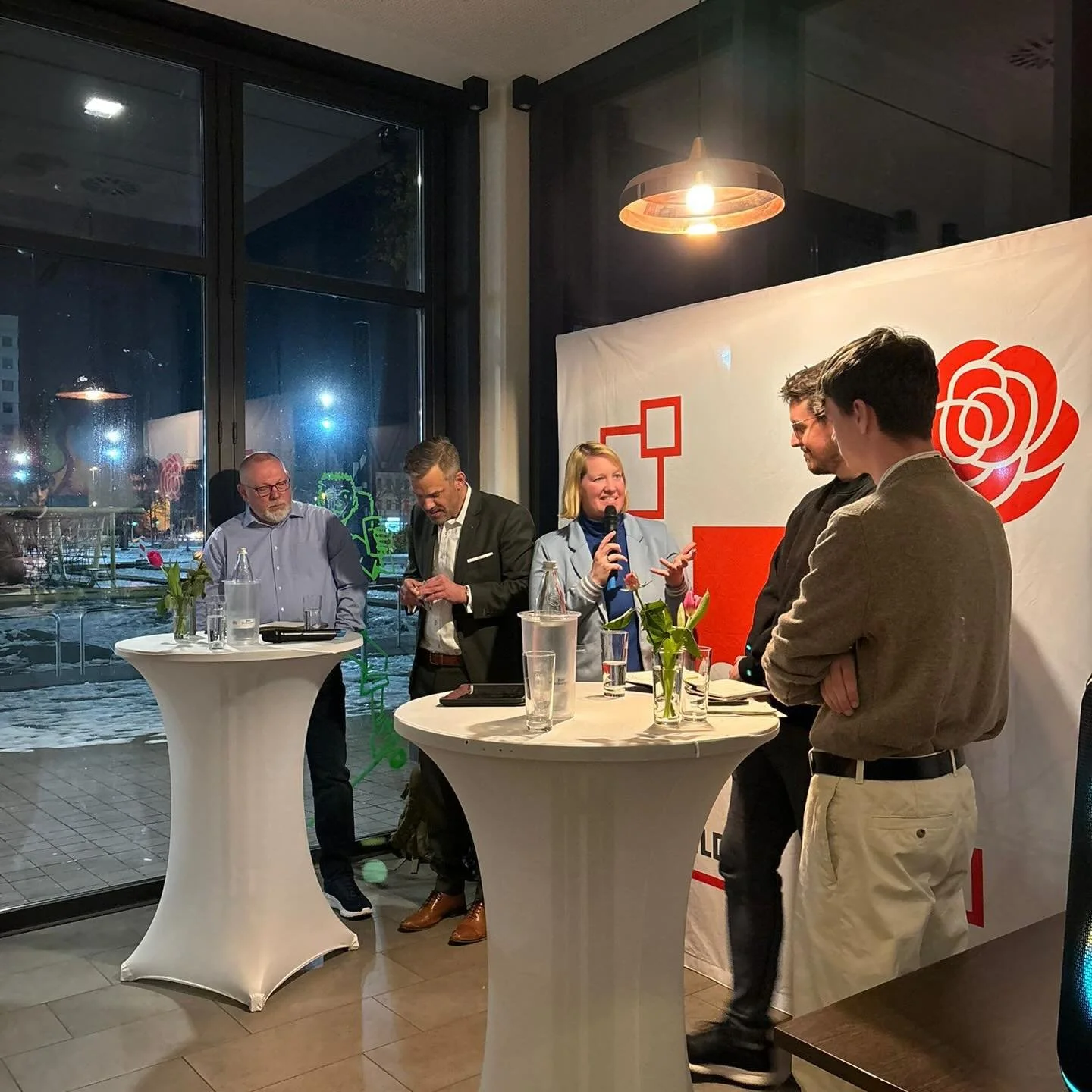 Vielen Dank an alle, die gestern zur Podiumsdiskussion zum Thema &bdquo;Der neue Wehrdienst - und die Diskussion um eine Wehrpflicht&ldquo; gekommen sind. 

Gemeinsam mit Falko Drossmann dem verteidigungspolitischen Sprecher der SPD Fraktion, Michael