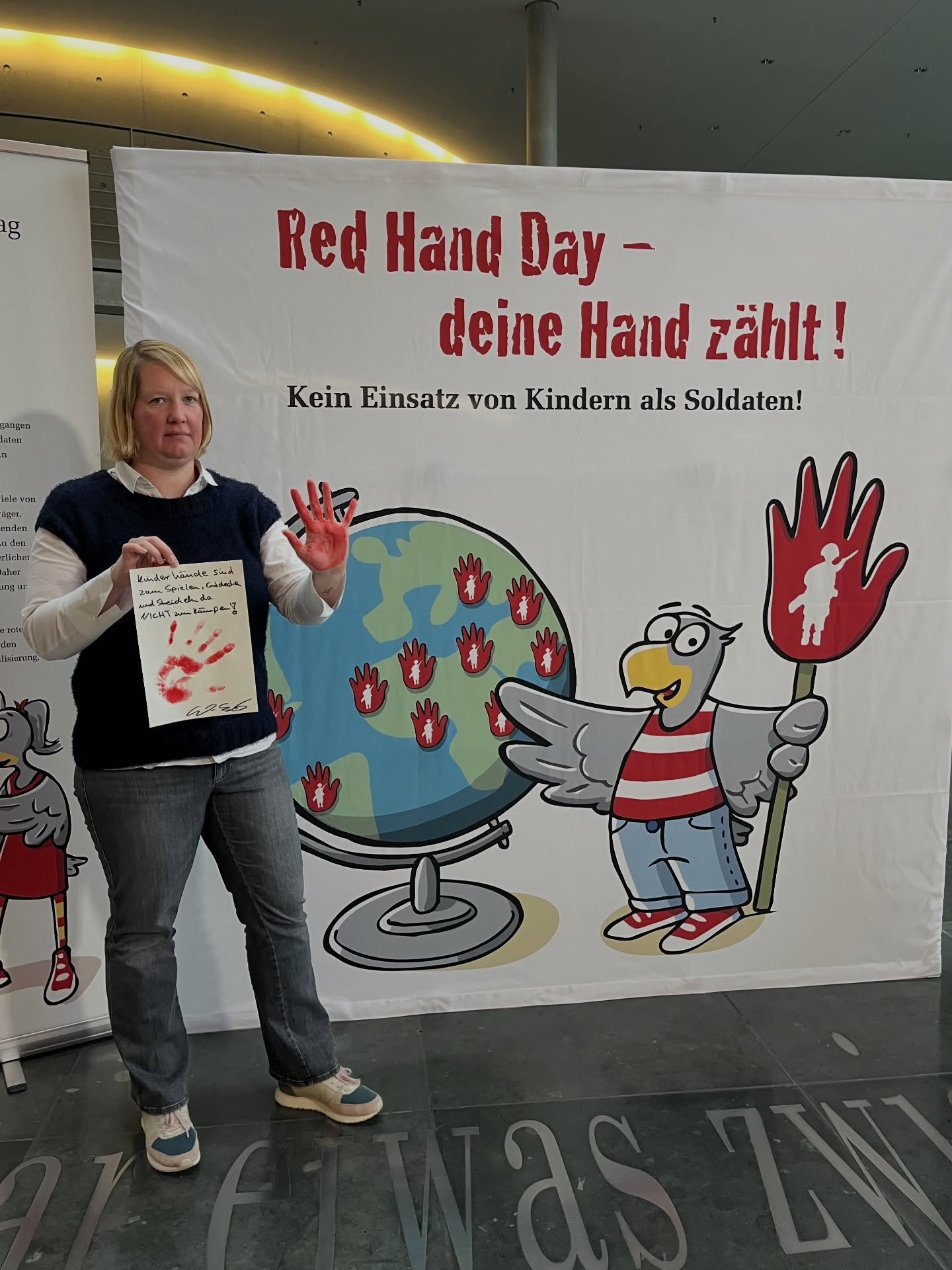 ✋🔴 Rote H&auml;nde gegen Kindersoldaten!

Heute ist der Red Hand Day. Ein Tag, der daran erinnert, dass weltweit noch immer tausende Kinder als Soldat*innen missbraucht werden. 😔

Kinder geh&ouml;ren in die Schule 🏫, auf den Spielplatz ⚽️ &ndash; 