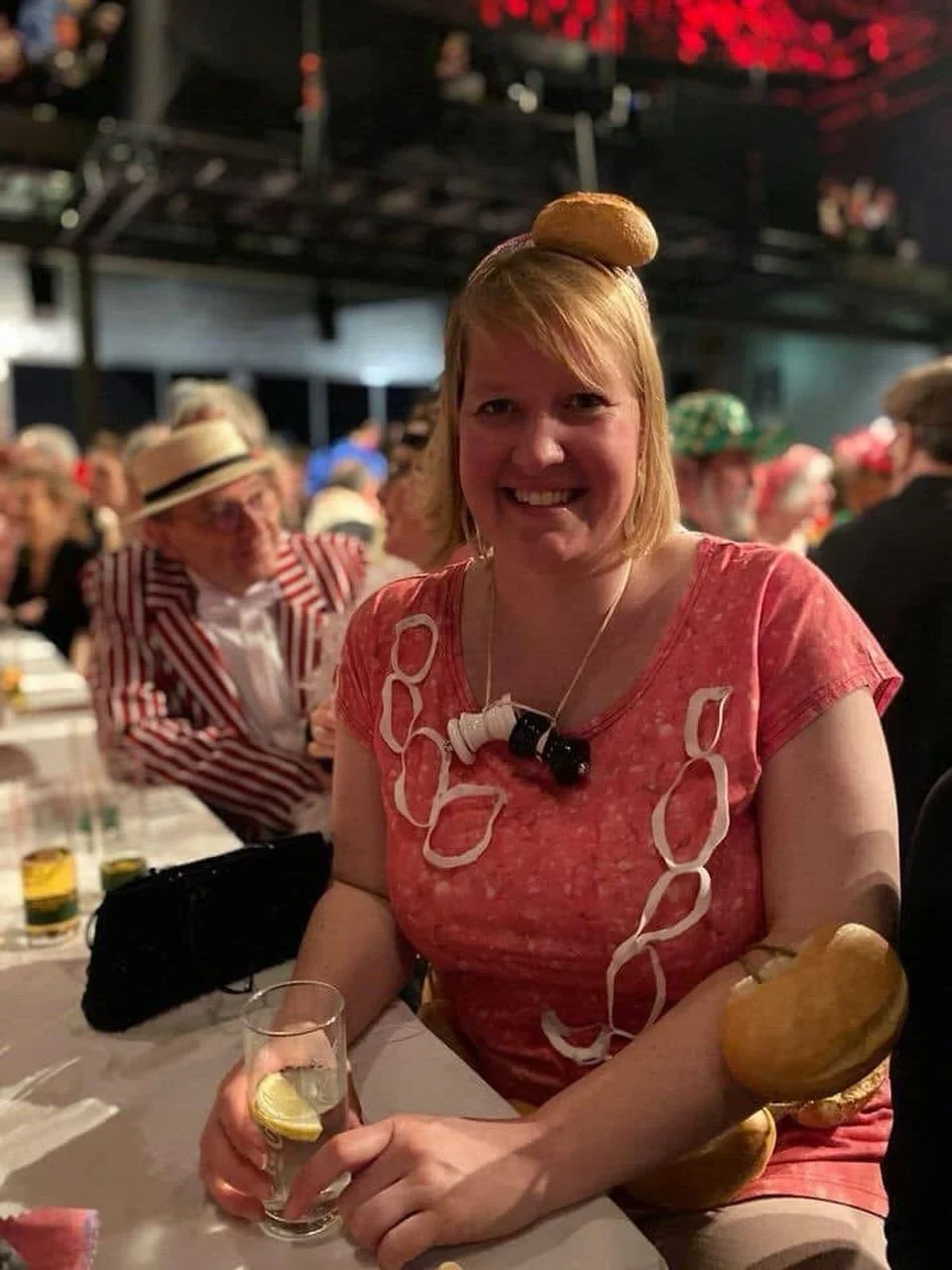 Helau und Alaaf, ihr Jecken! 🎊🥳

Das Mettbr&ouml;tchen vorne im Bild ist bekannt - aber wer erkennt den Herrn in gestreift?