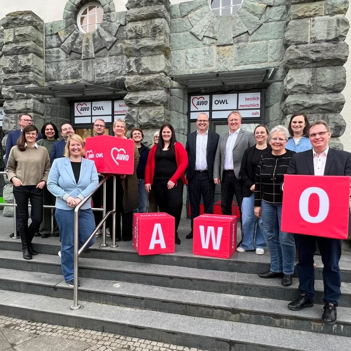 Ich hatte einen sehr gelungenen Austausch bei der AWO OWL mit dem Fraktionsvorsitzenden der NRW SPD @jochenott, mit den Landtagsabgeordneten @christinakampmann und @Dennismaelzer, sowie Kirsten Hopster und Thomas Euler von der AWO OWL

Zum einen habe