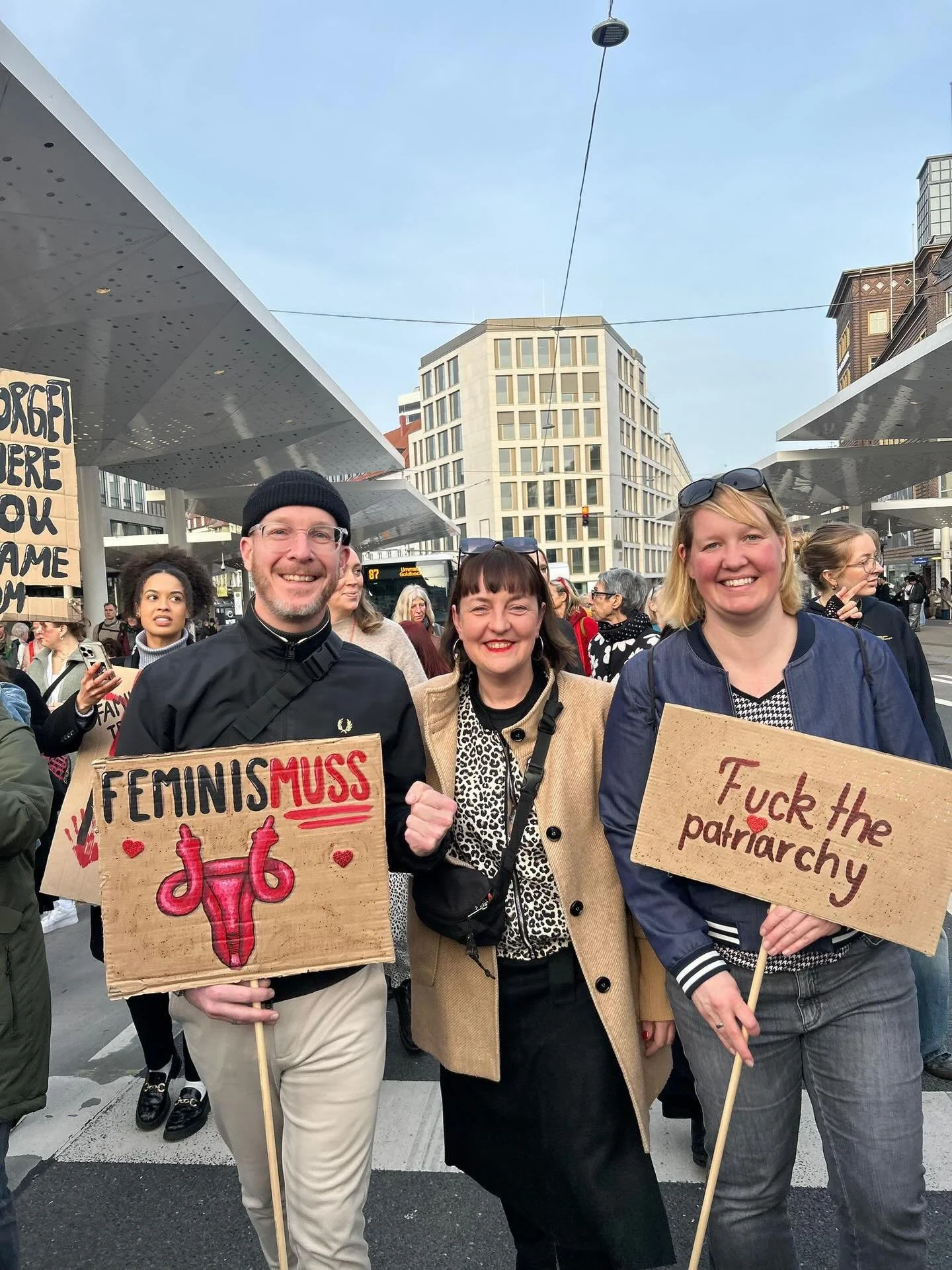 Zum Internationaler Frauentag gehen wir auf die Stra&szlig;e nicht nur, um den zu feiern, sondern um daran zu erinnern, warum es ihn &uuml;berhaupt gibt.❤️

Gleichberechtigung ist kein Geschenk. Sie wurde hart erk&auml;mpft, von mutigen Frauen vor un