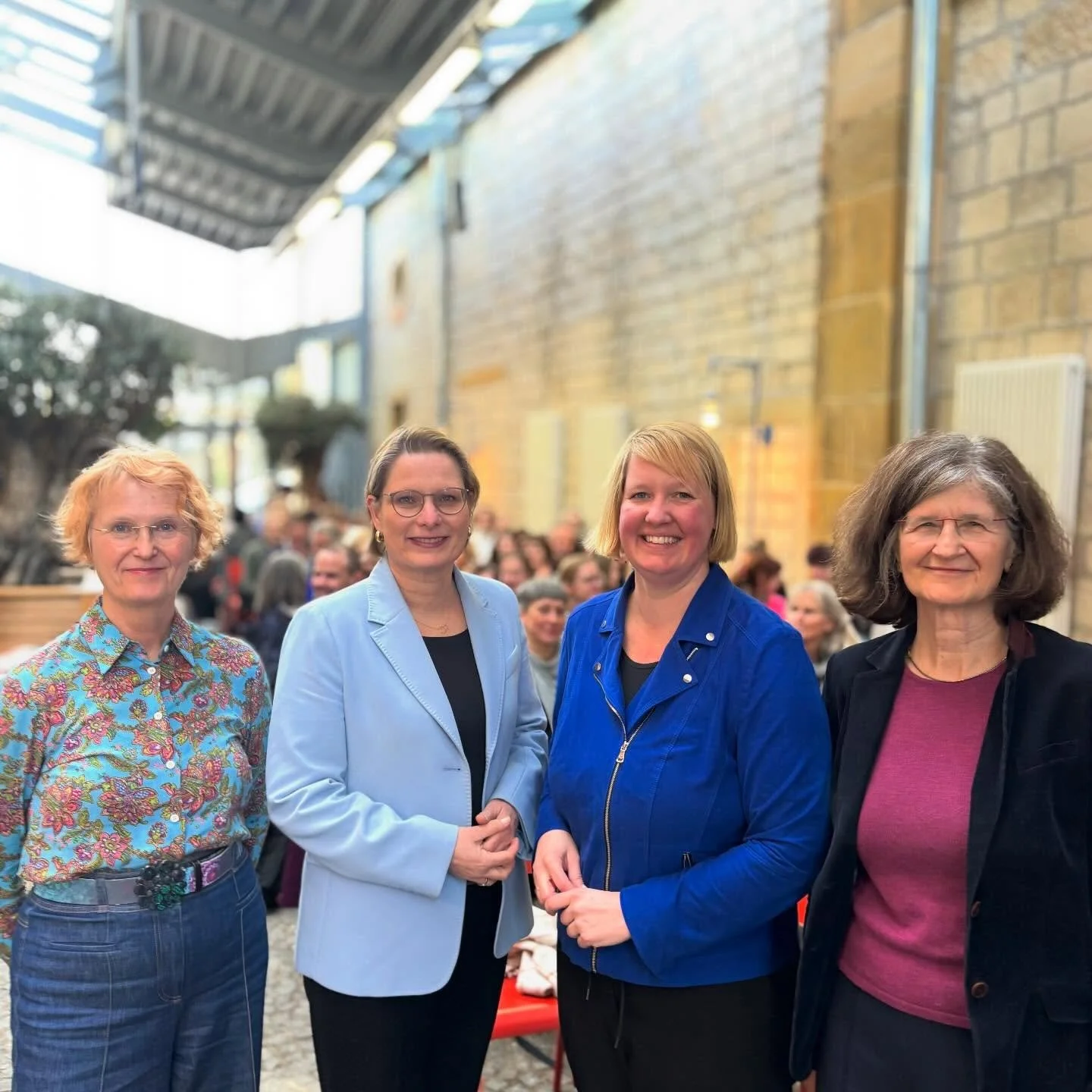 Wir durften Bundesjustizministerin Stefanie Hubig im G&auml;sschen dem Historischen Museum in Bielefeld begr&uuml;&szlig;en. 🫶

Gemeinsam mit Sabine St&ouml;vesand, Gesch&auml;ftsf&uuml;hrerin der StoP-Initiative (Stadtteile ohne Partnerschaftsgewal
