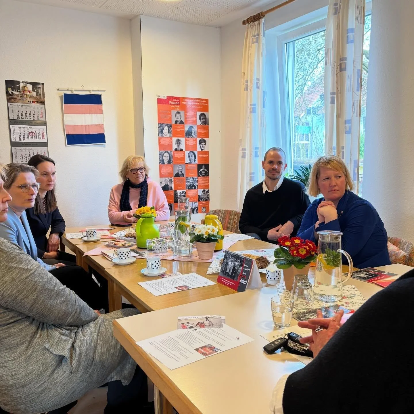 Gemeinsam mit Stefanie Hubig habe ich das Frauenhaus in Bielefeld besucht. 🌹

Der Austausch mit den Mitarbeiterinnen hat einmal mehr gezeigt, wie wichtig ihre Arbeit f&uuml;r den Schutz von Frauen und Kindern ist. 💪

Mit dem Gewalthilfegesetz ist e