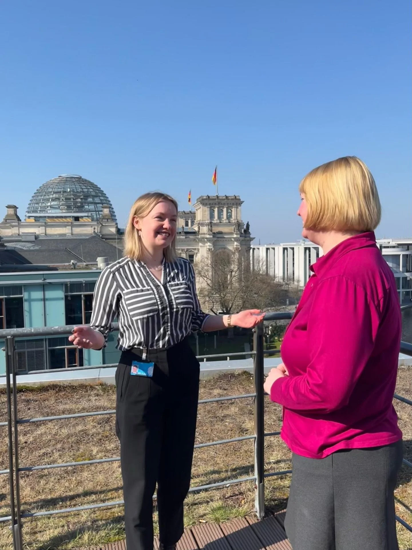 Eine Woche Bundestag &ndash; und mittendrin: @charlotte.schaee 

Als Hospitantin in meinem B&uuml;ro hat sie im Rahmen des Hospitationsprogramms der SPD-Bundestagsfraktion Politik ganz nah erlebt. 🏛️❤️

Ob Hintergrundgespr&auml;che mit Abgeordneten,
