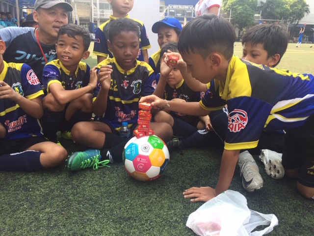  The winner of most creative Global Goals talk got Little Suns. The team explained how we all had to move faster and get everyone on 4.0 using boxes of raisins and a football to illustrate decent jobs, equality, cities and what partnerships means.  