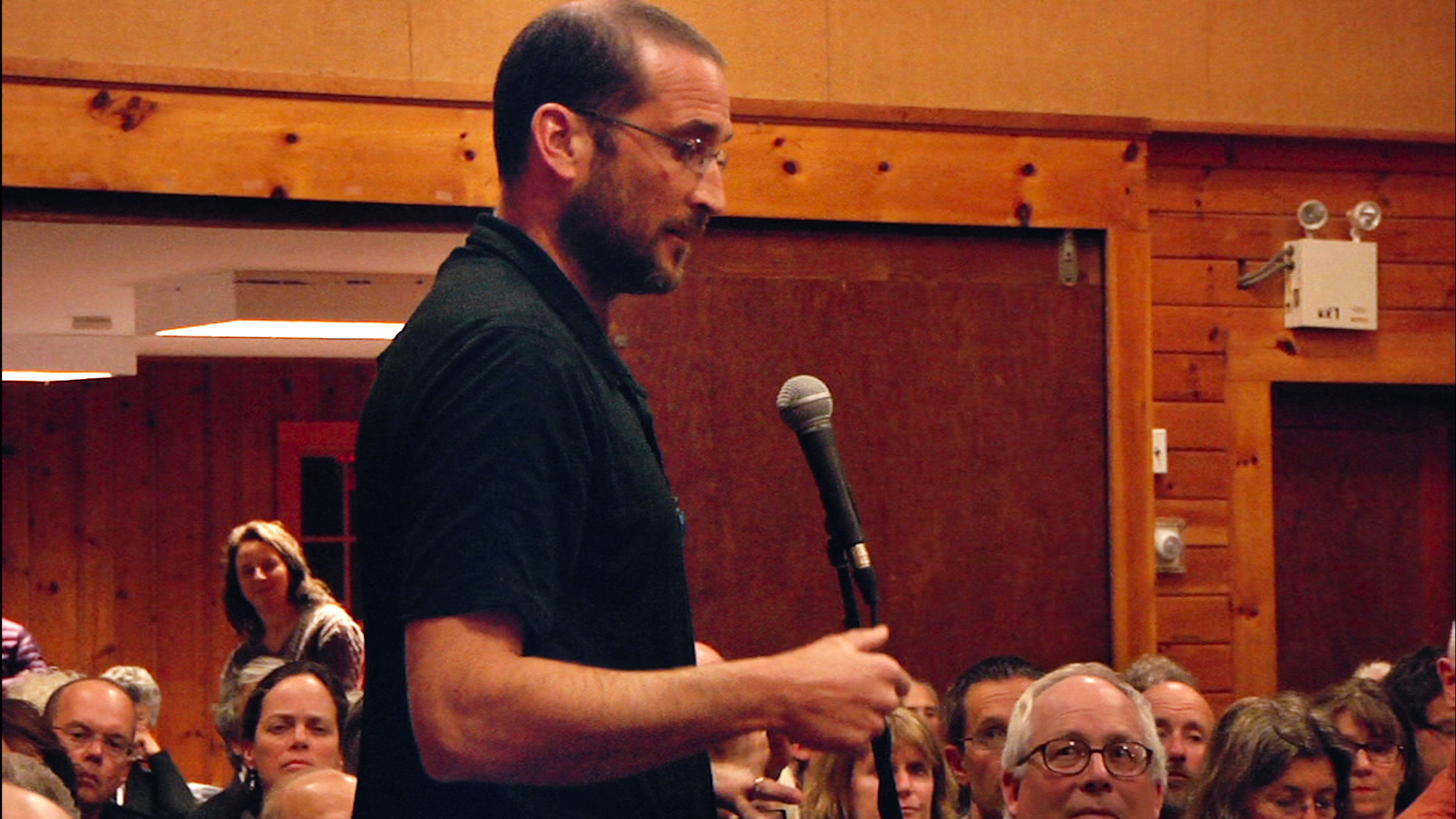 Filmmaker Thomas Bena speaks at Chilmark's town meeting in support of a bylaw limiting house size