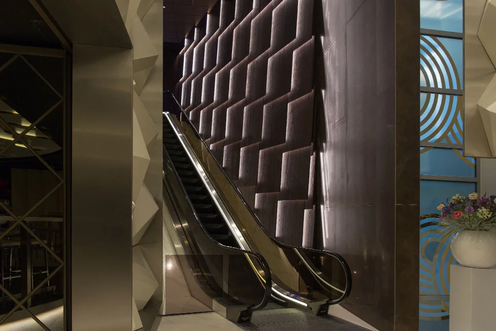Holland_Casino_10_3d_zigzag_wand_roltrap_verlichting_maaq