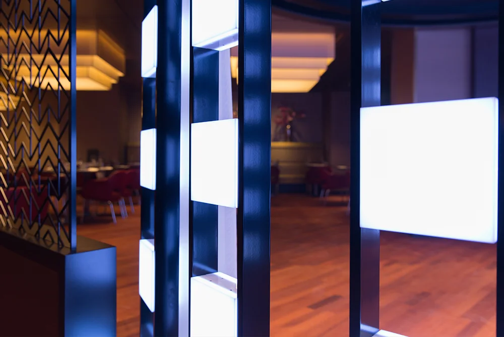 Holland_Casino_06_podium_led_schuifwand.jpg