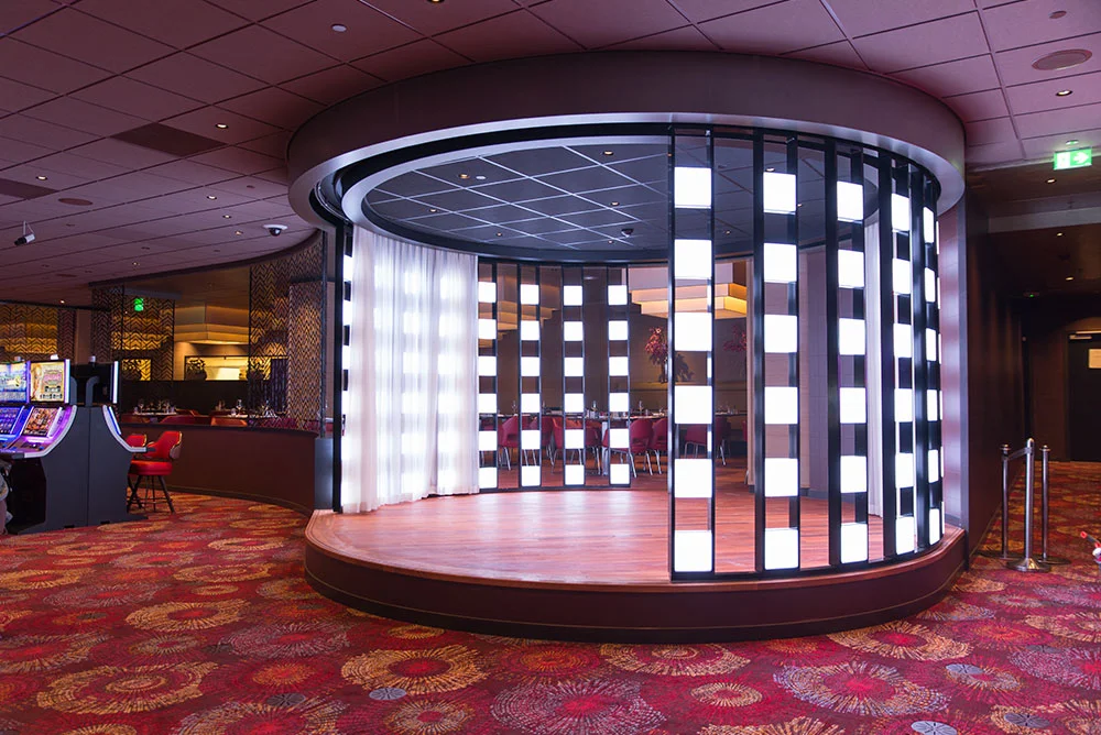 Holland_Casino_05_podium_led_schuifwand.jpg