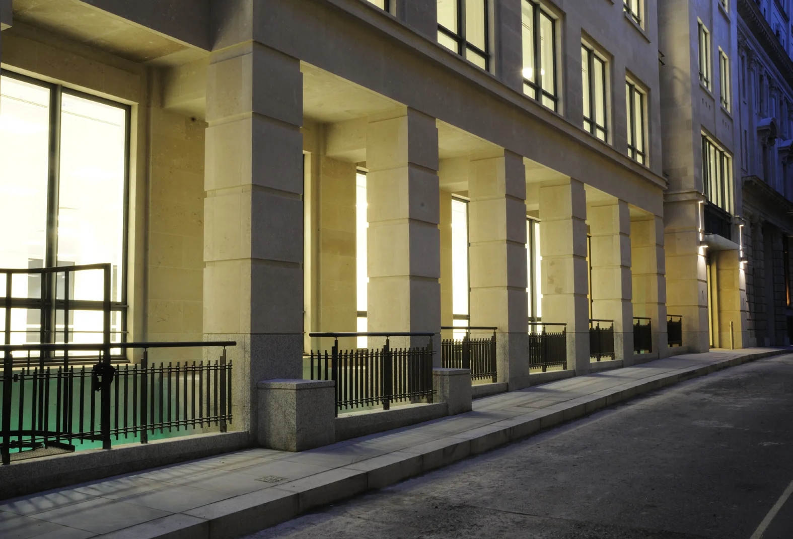 3694-Kings Arms Yard-EXT-09-081202.JPG