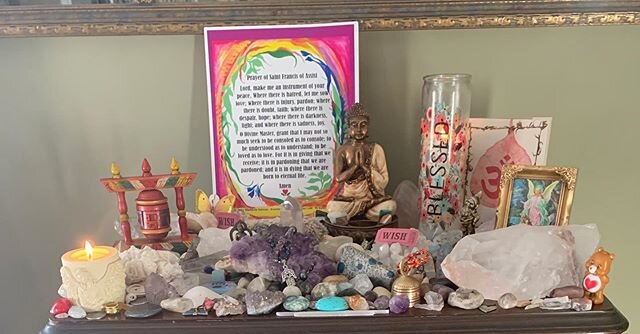 Always hold in your heart, you are loved and safe. Leave your name in the comments if you would like to be placed on the healing altar, or anyone you know. I&rsquo;ll send Reiki tomorrow (Saturday 3/28 
1pm). &bull;
&bull;
&bull;

#omyoursoul #reikie