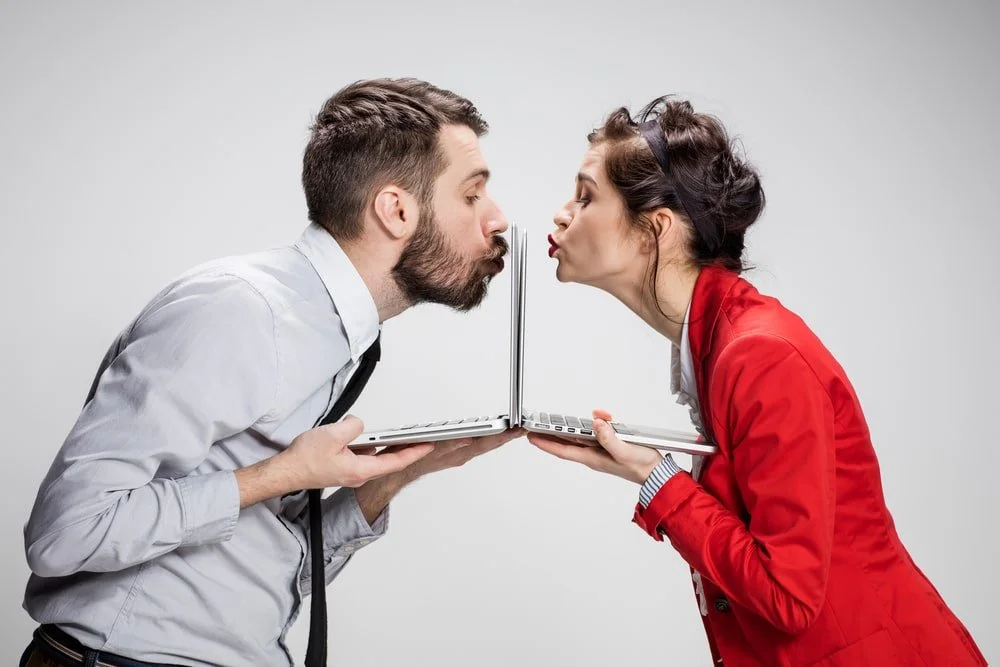 Why Singles in LA Are Turning Away From Apps — and Back Toward Real Connection