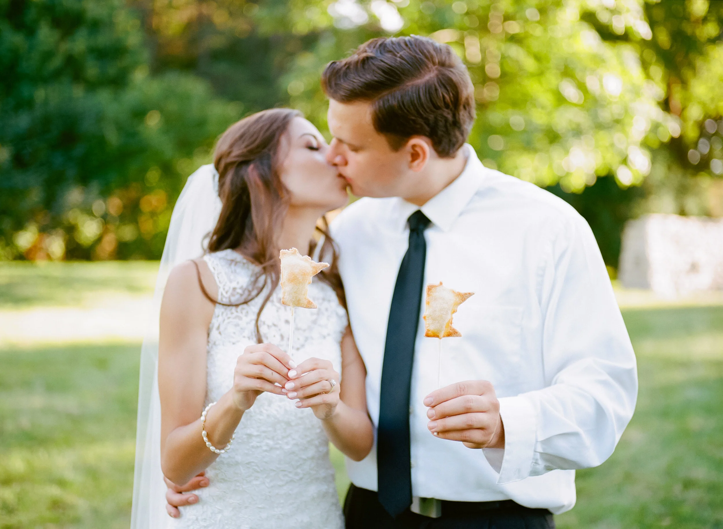 Minnesota pie pops at summer garden wedding