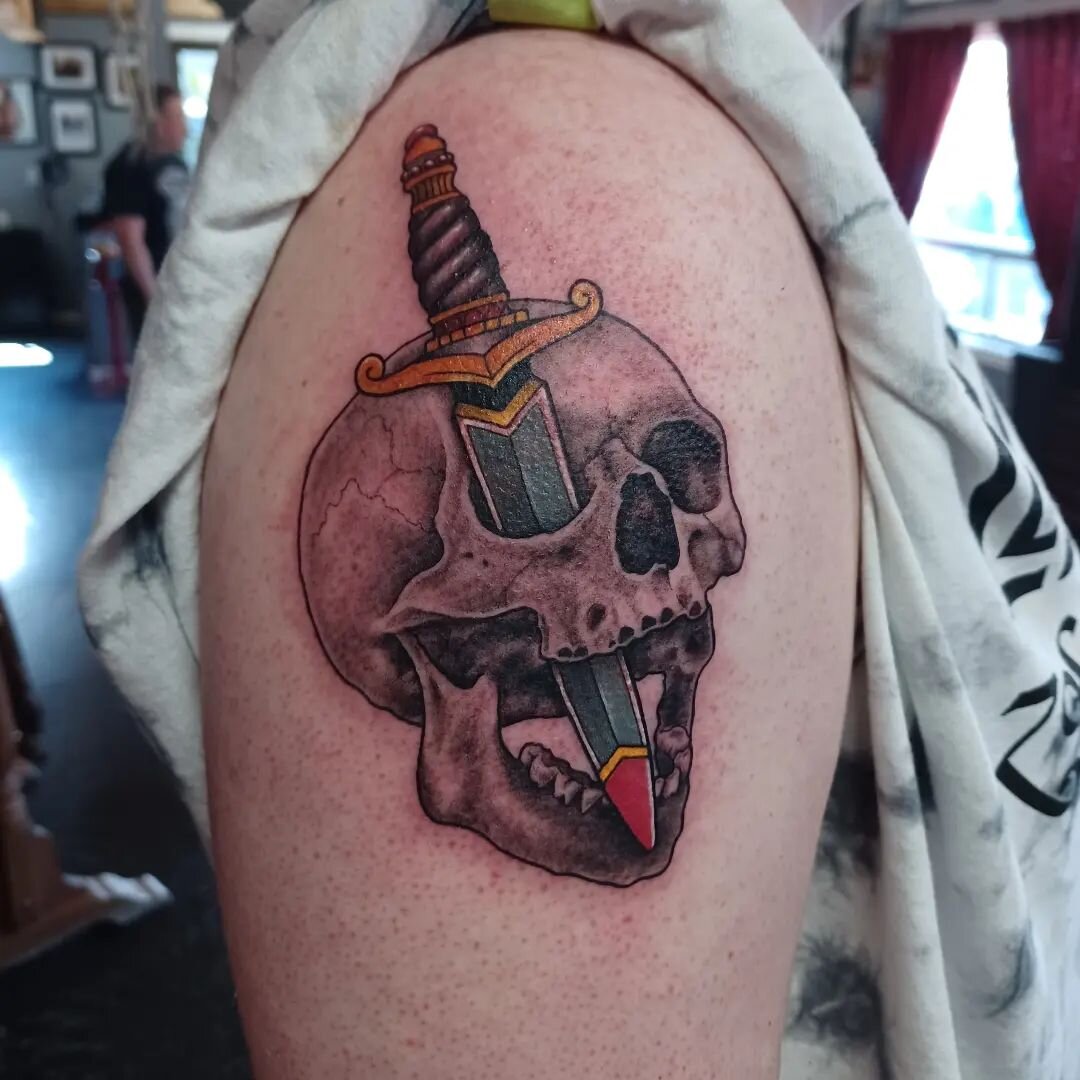 Absolutely loved the mix of styles in this piece. Guy wanted a skull and dagger, gave me artistic freedom 🙏🔥 first tattoo