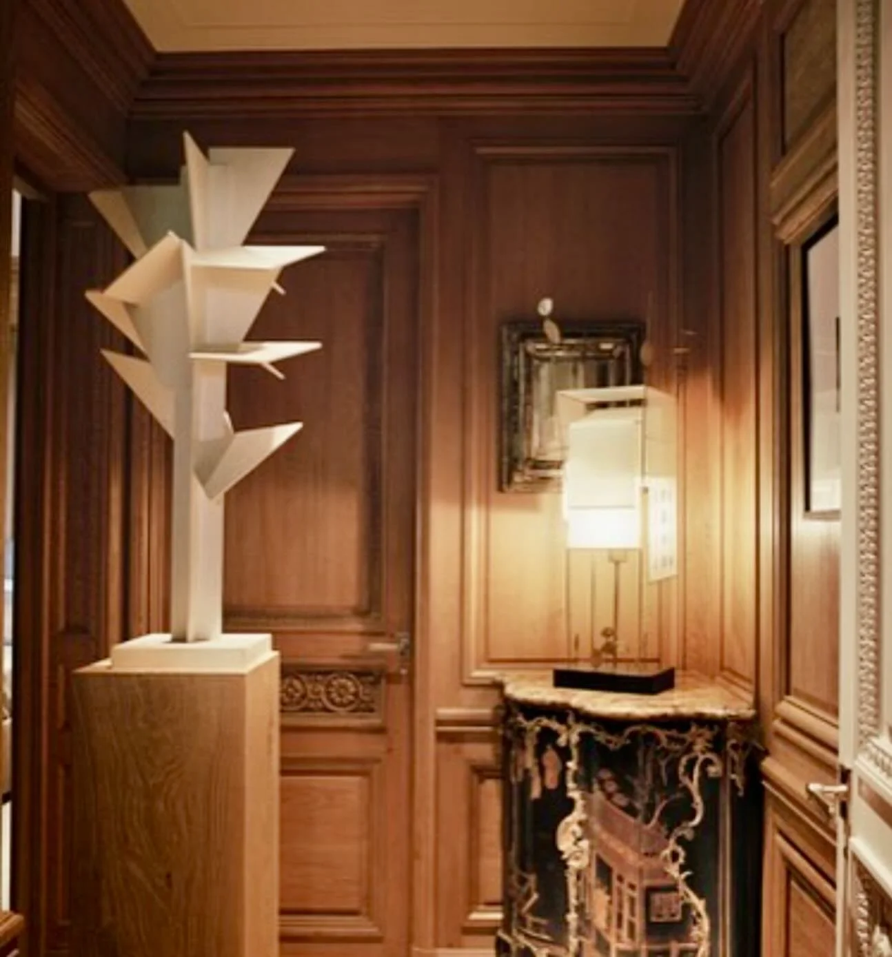 As in art as in interior design, a little tension between objects makes for the most interesting conversations!

Design @atelier_am_inc  via @amyastley