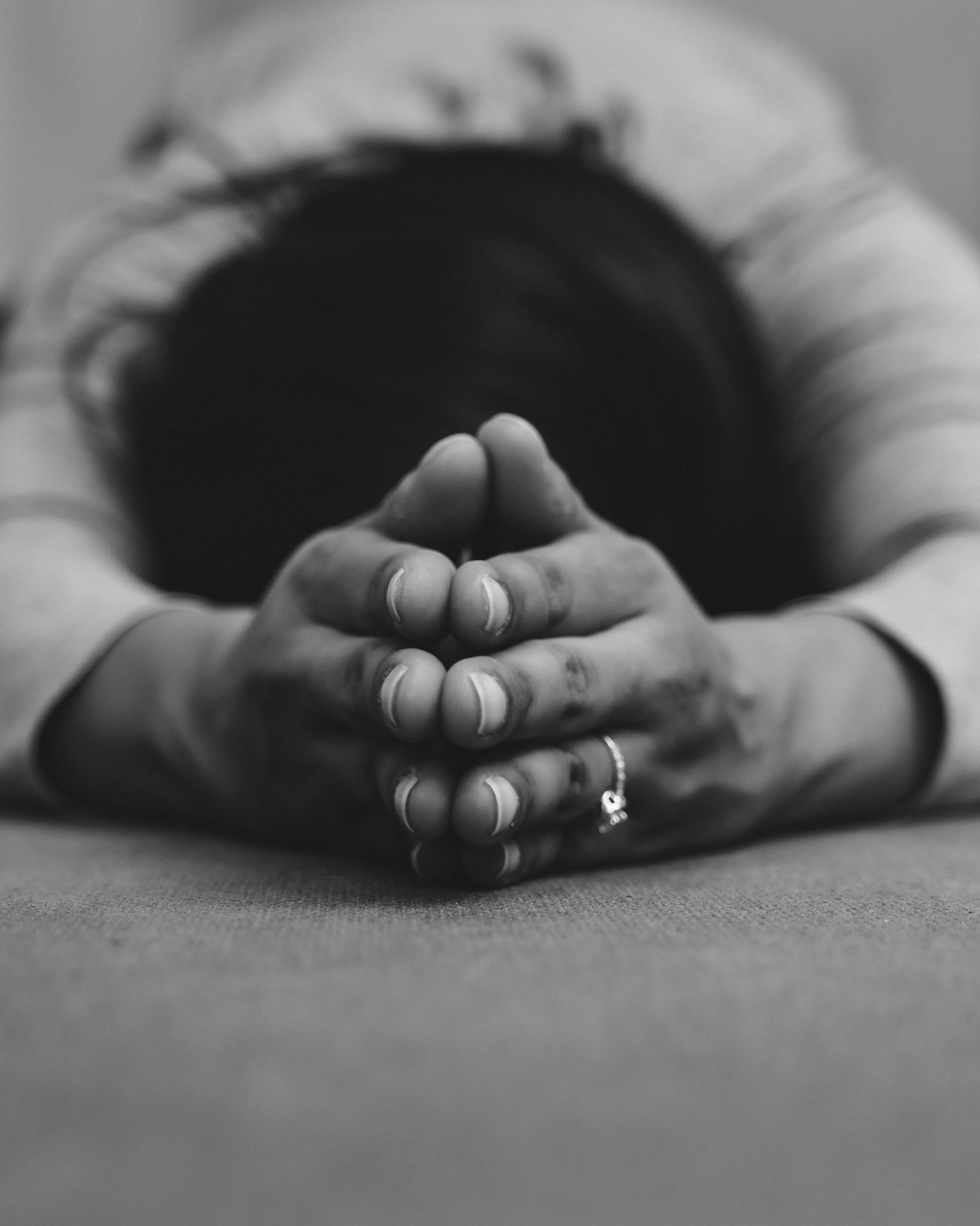 eline handen zwart wit.jpg