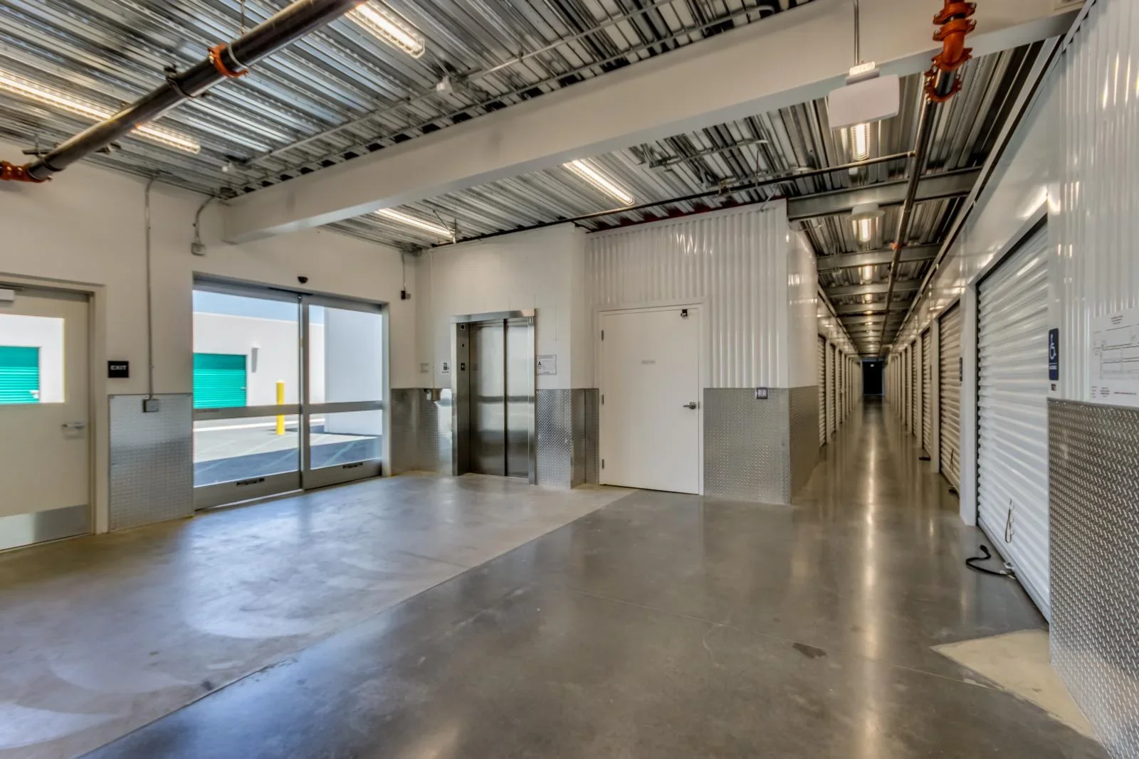 6401_oak_canyon_dr_MLS_HID1116395_ROOMinterior2.webp