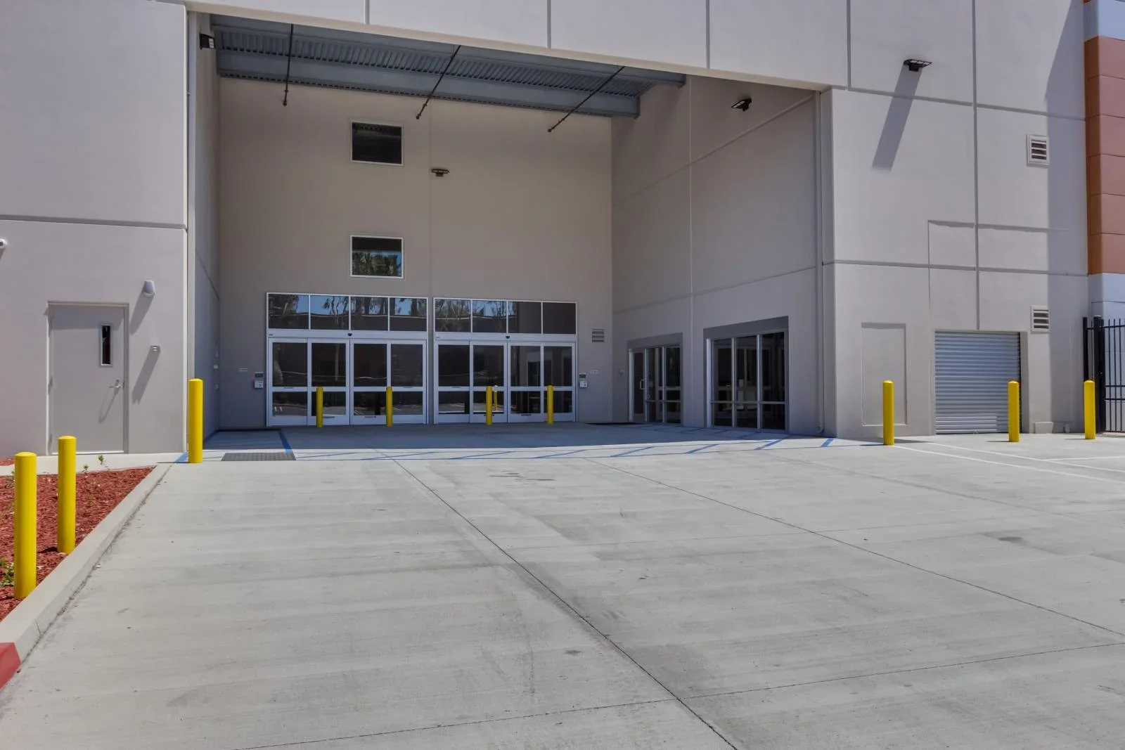 2215_alton_parkway_MLS_HID1116394_ROOMloadingbay1.webp