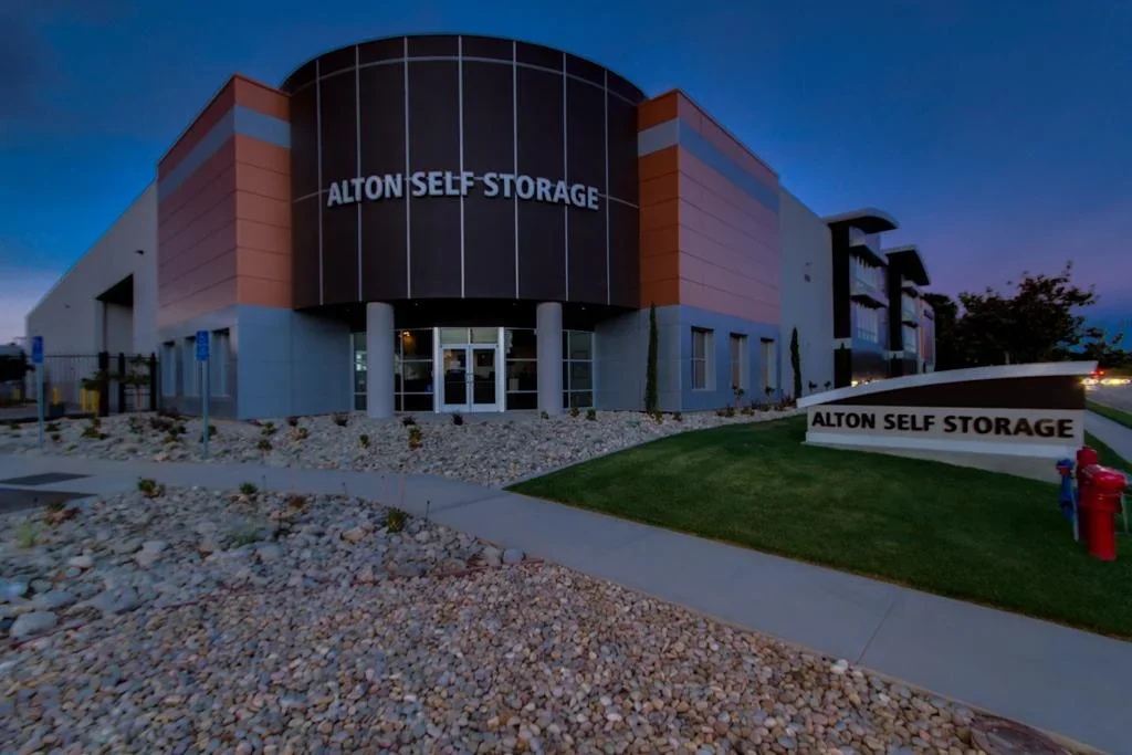 2215AltonpkwyTwilight1.webp