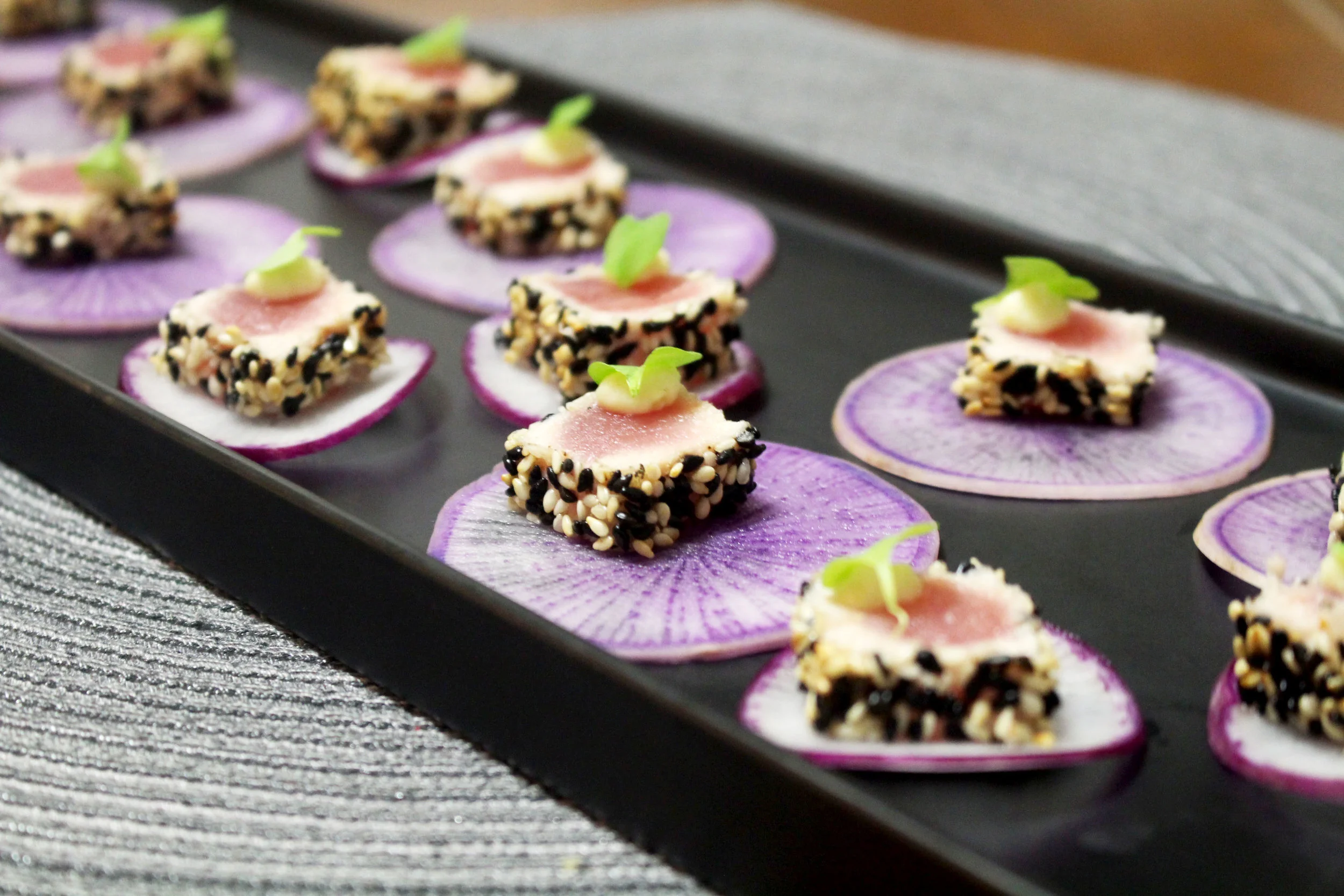 Seared tuna, radish